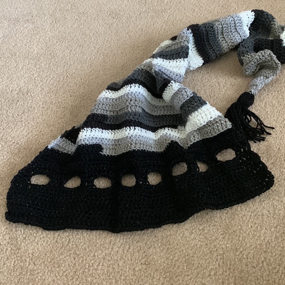 Womens crocheted scarf - Picture 5 of 7